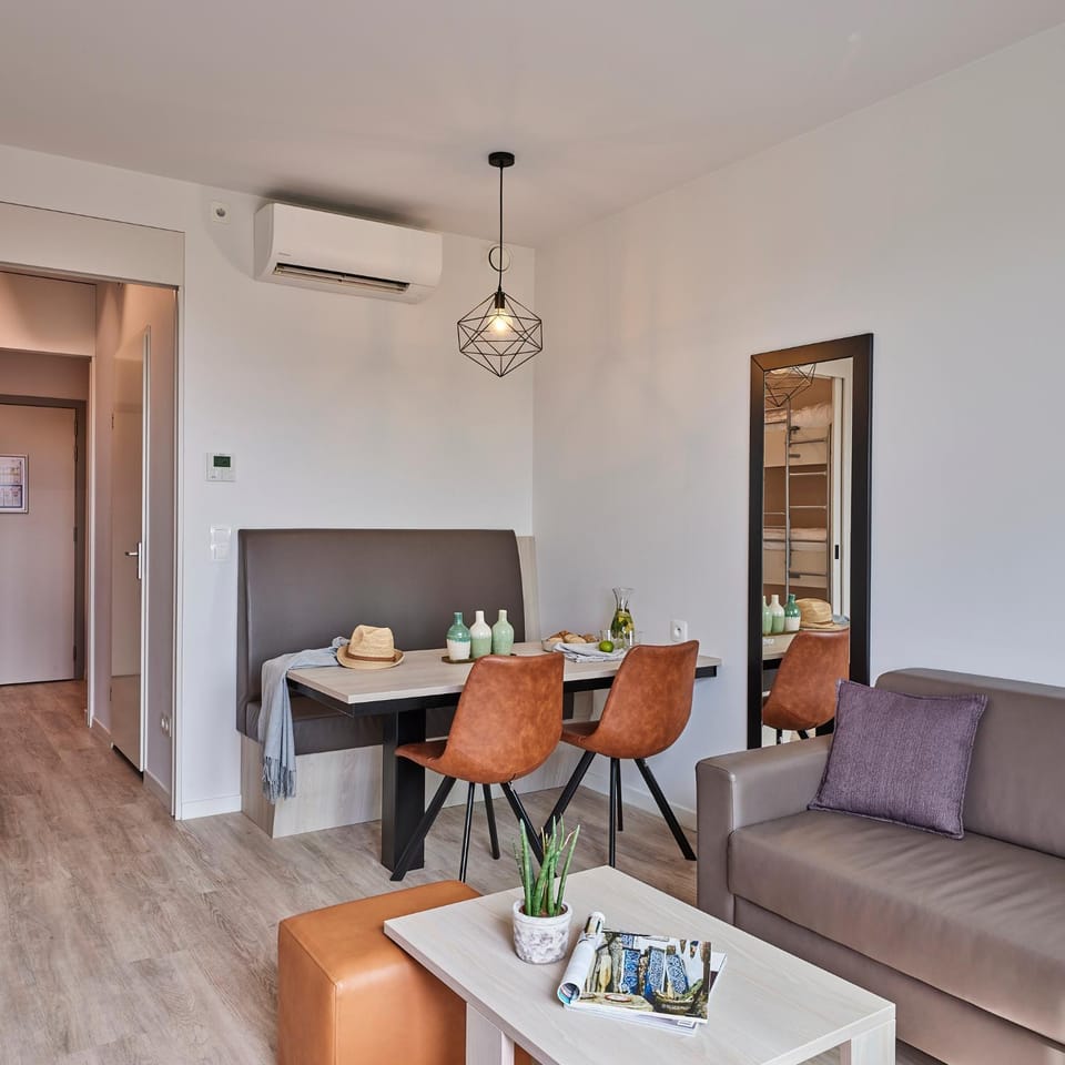 Seating area, Dining area