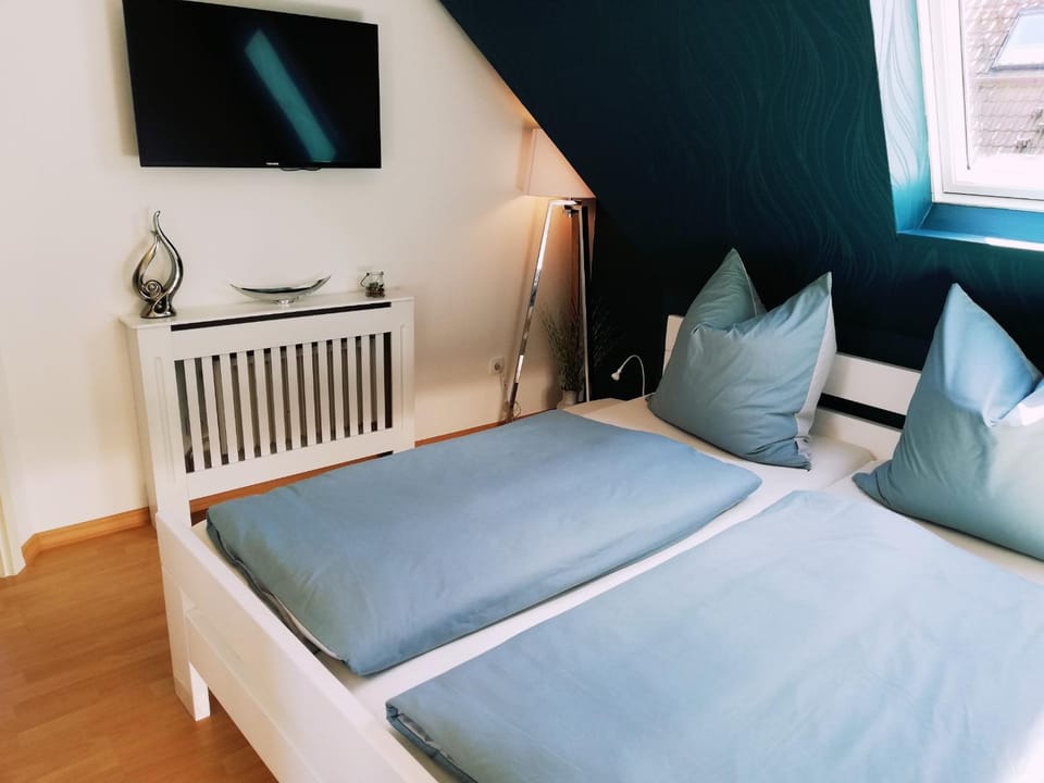 Bed, TV and multimedia, Bedroom