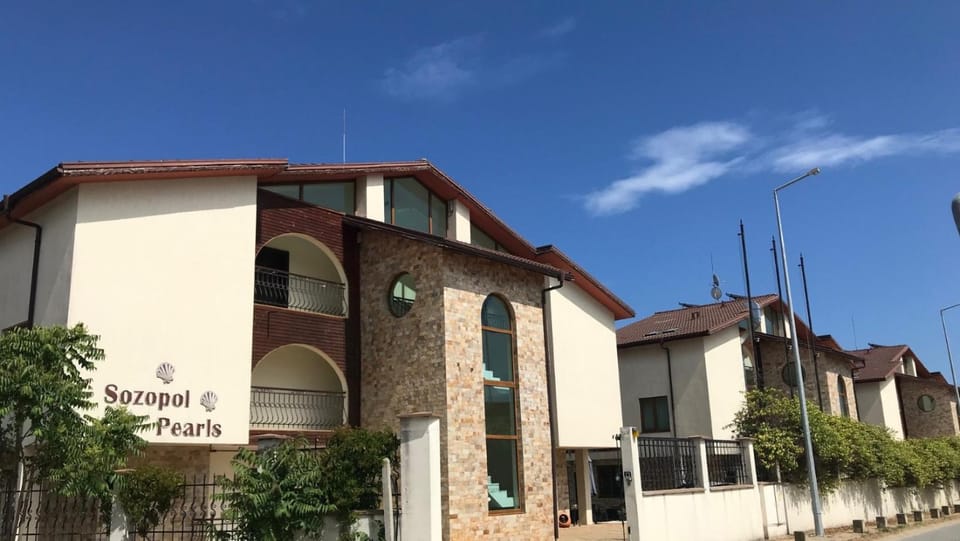 Property building, Day, Street view