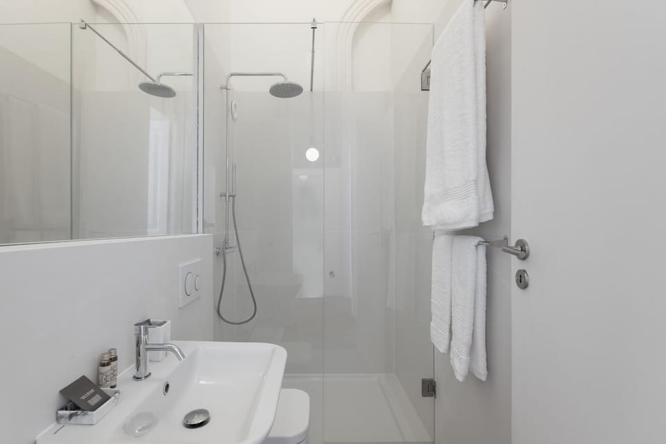 Shower, Toilet