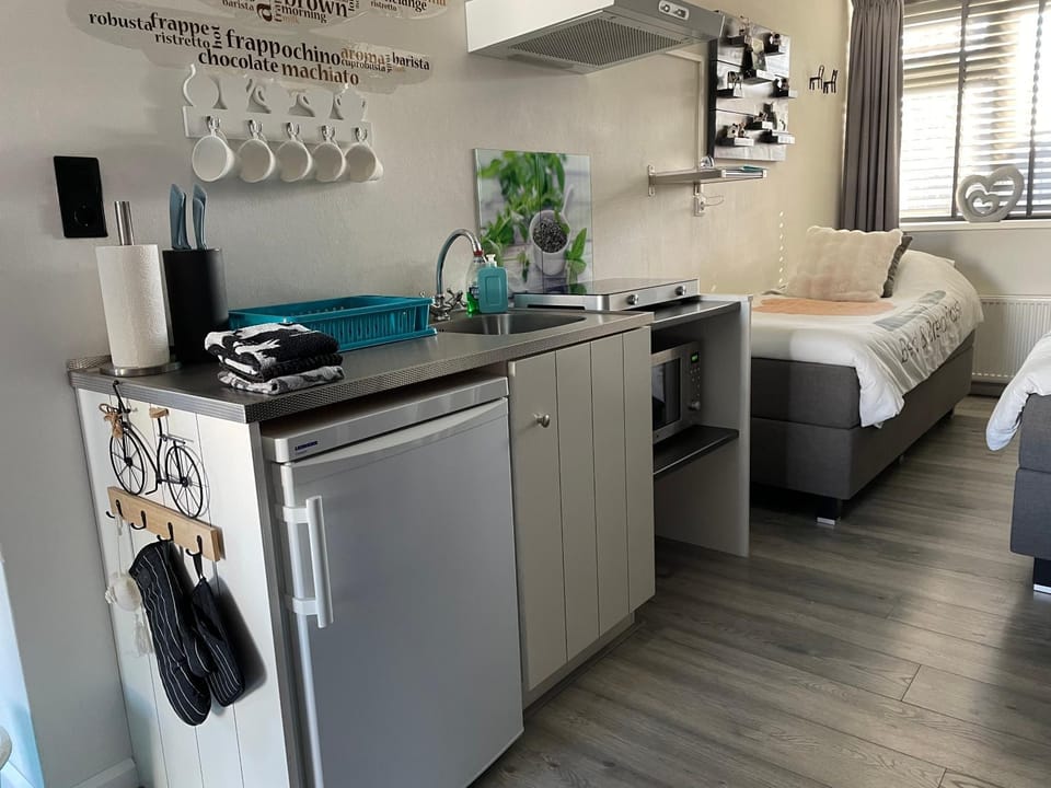 Bed, Kitchen or kitchenette, oven, stove
