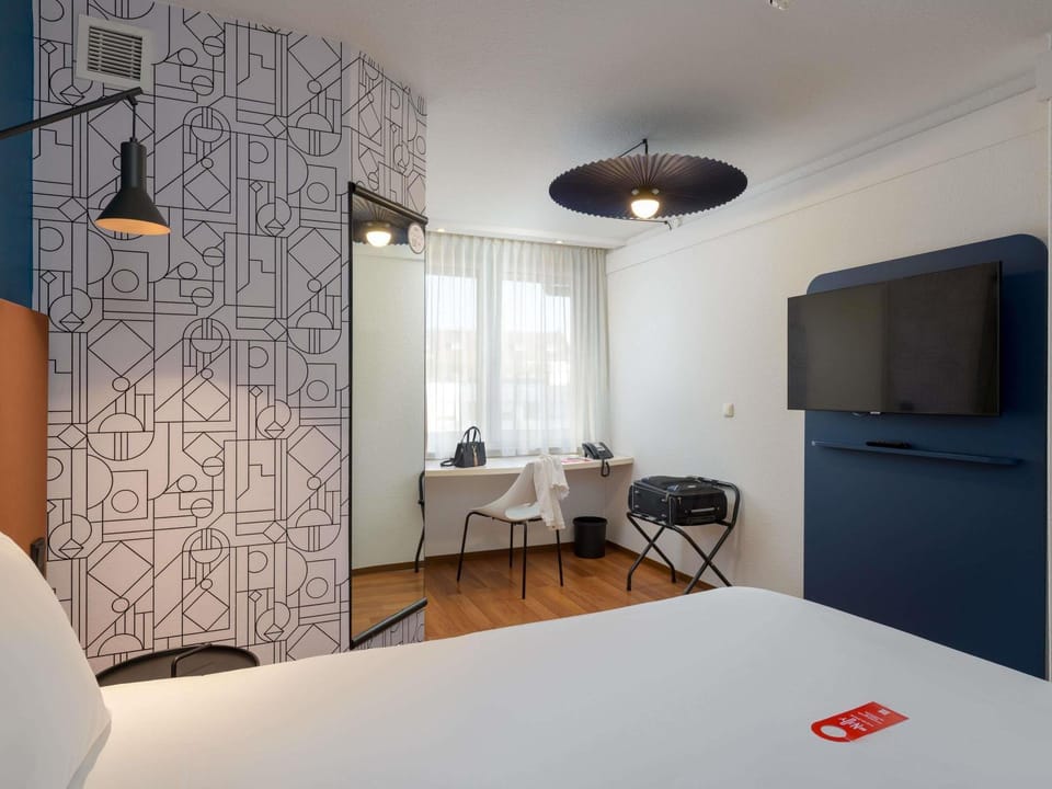 Photo of the whole room, Bedroom
