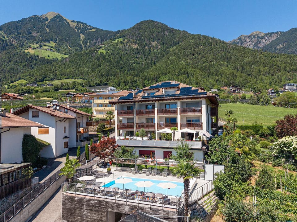 Property building, Natural landscape, Mountain view, Pool view, Swimming pool, sunbed