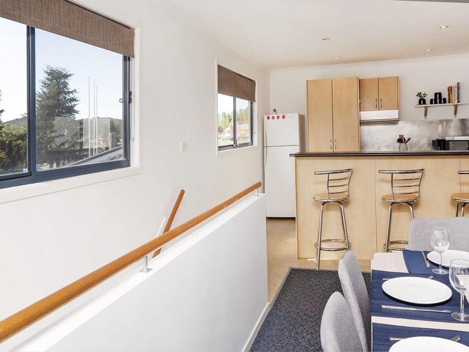 Silvertrees 5 - Central 3BR Townhouse l Lake Views l Spa l BBQ l WiFi House in East Jindabyne