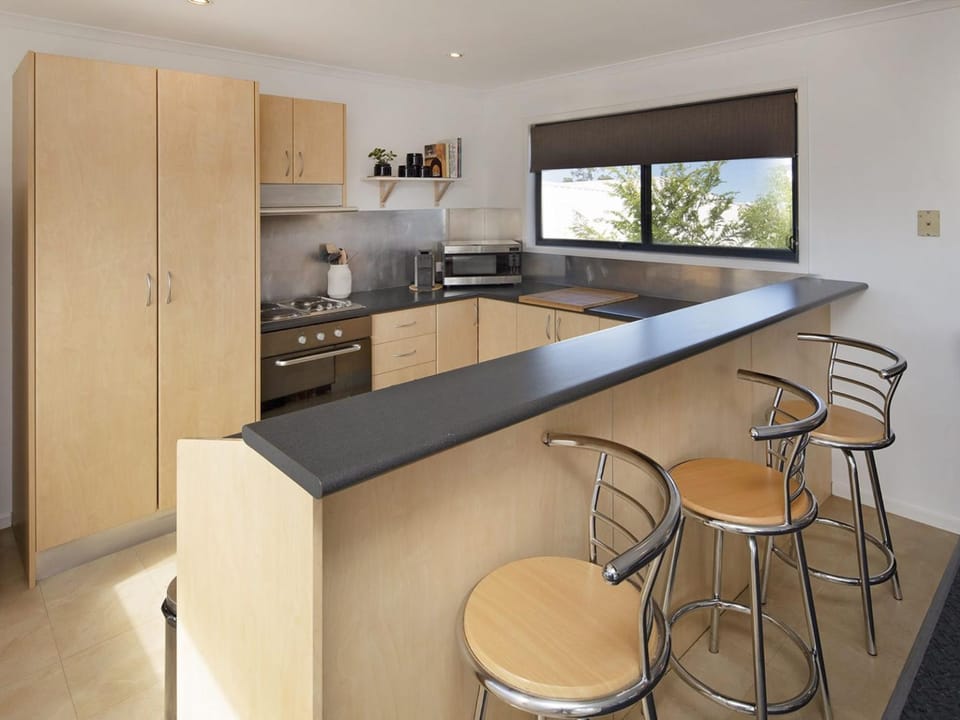 Silvertrees 5 - Central 3BR Townhouse l Lake Views l Spa l BBQ l WiFi House in East Jindabyne