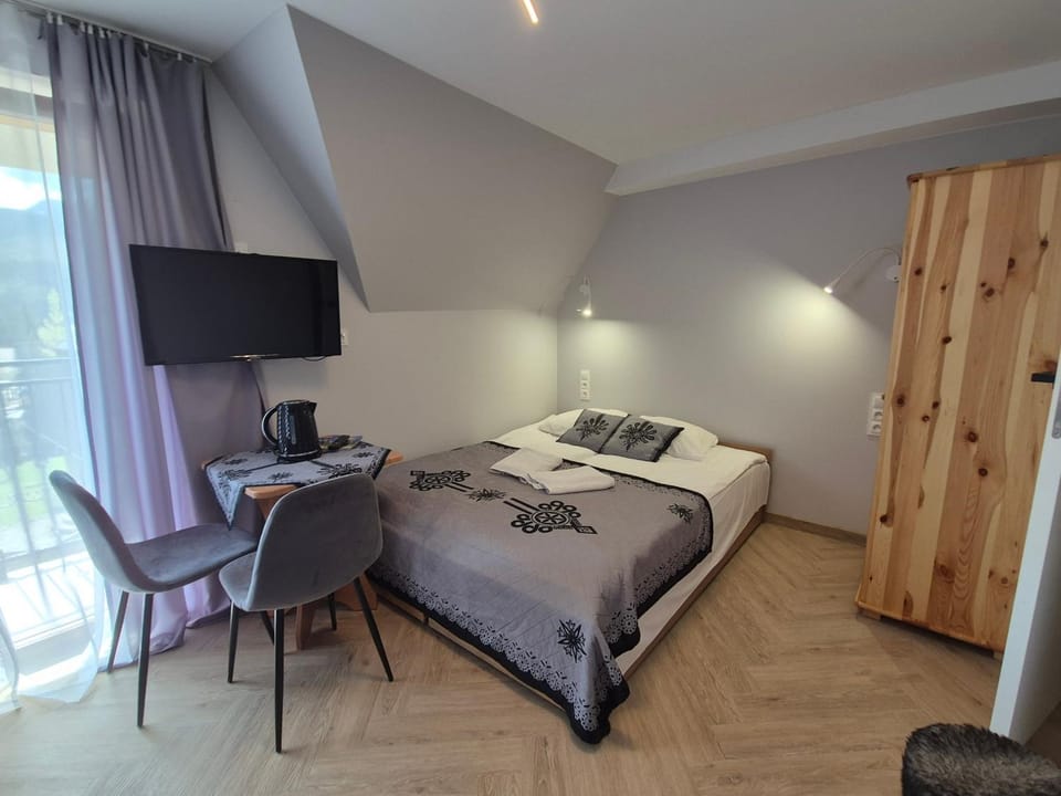 Bed, TV and multimedia, Other, Photo of the whole room, wardrobe