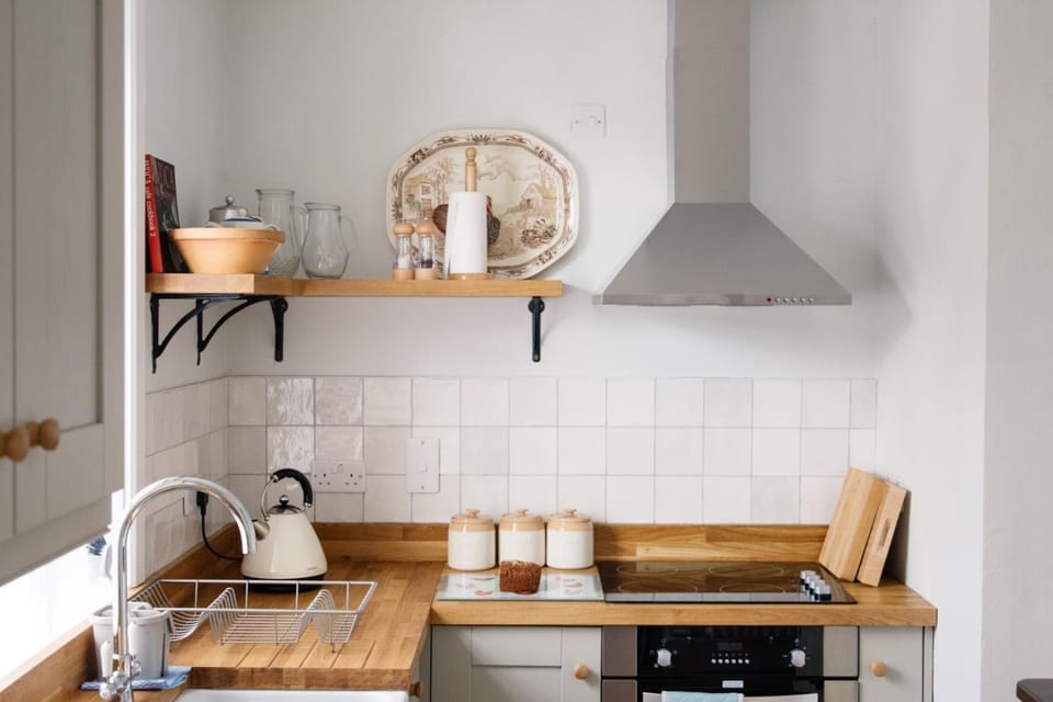 Coffee/tea facilities, Kitchen or kitchenette, stove
