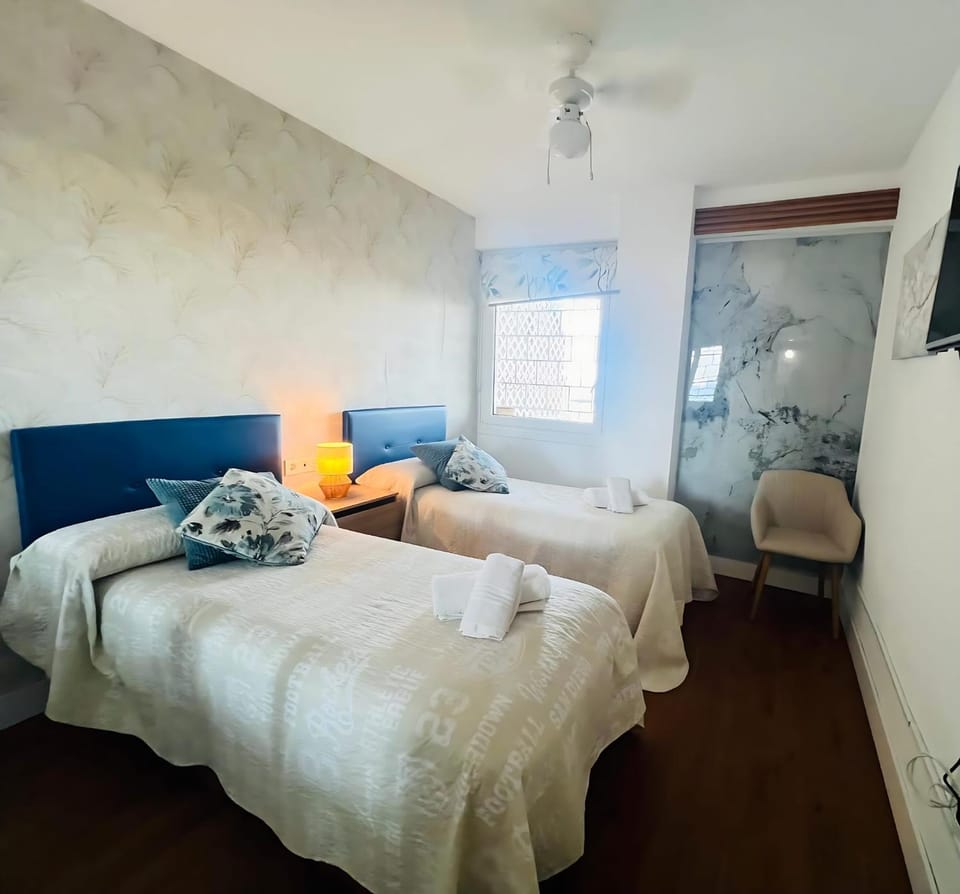 Bed, TV and multimedia, Photo of the whole room, Bedroom, towels