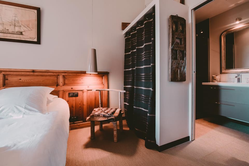Bed, Photo of the whole room, Decorative detail, Bedroom