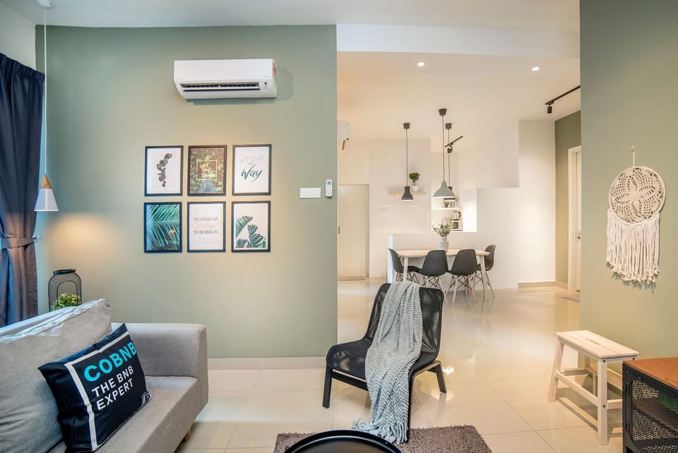 Living room, Photo of the whole room, Decorative detail, Seating area, Dining area