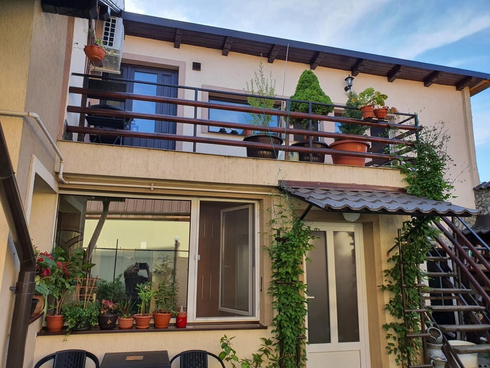 Property building, Day, Balcony/Terrace, Garden view