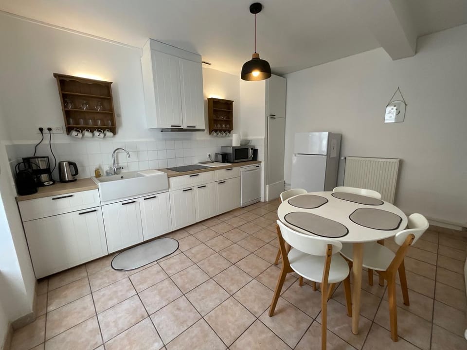 Coffee/tea facilities, Kitchen or kitchenette, Dining area, dishwasher, oven, stove
