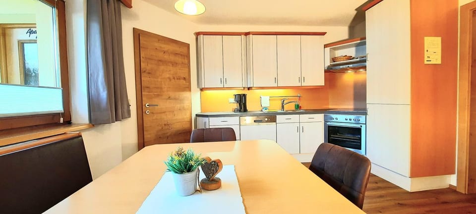 Kitchen or kitchenette, Dining area, dishwasher