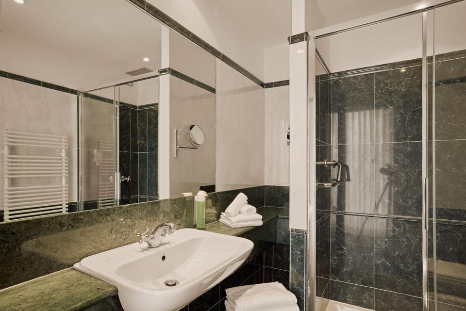 Shower, Bathroom, towels