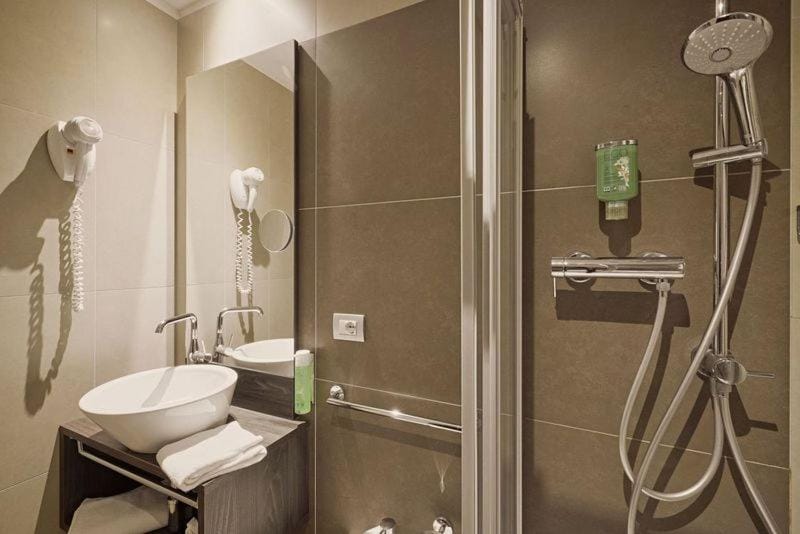 Shower, Toilet, Bathroom, towels