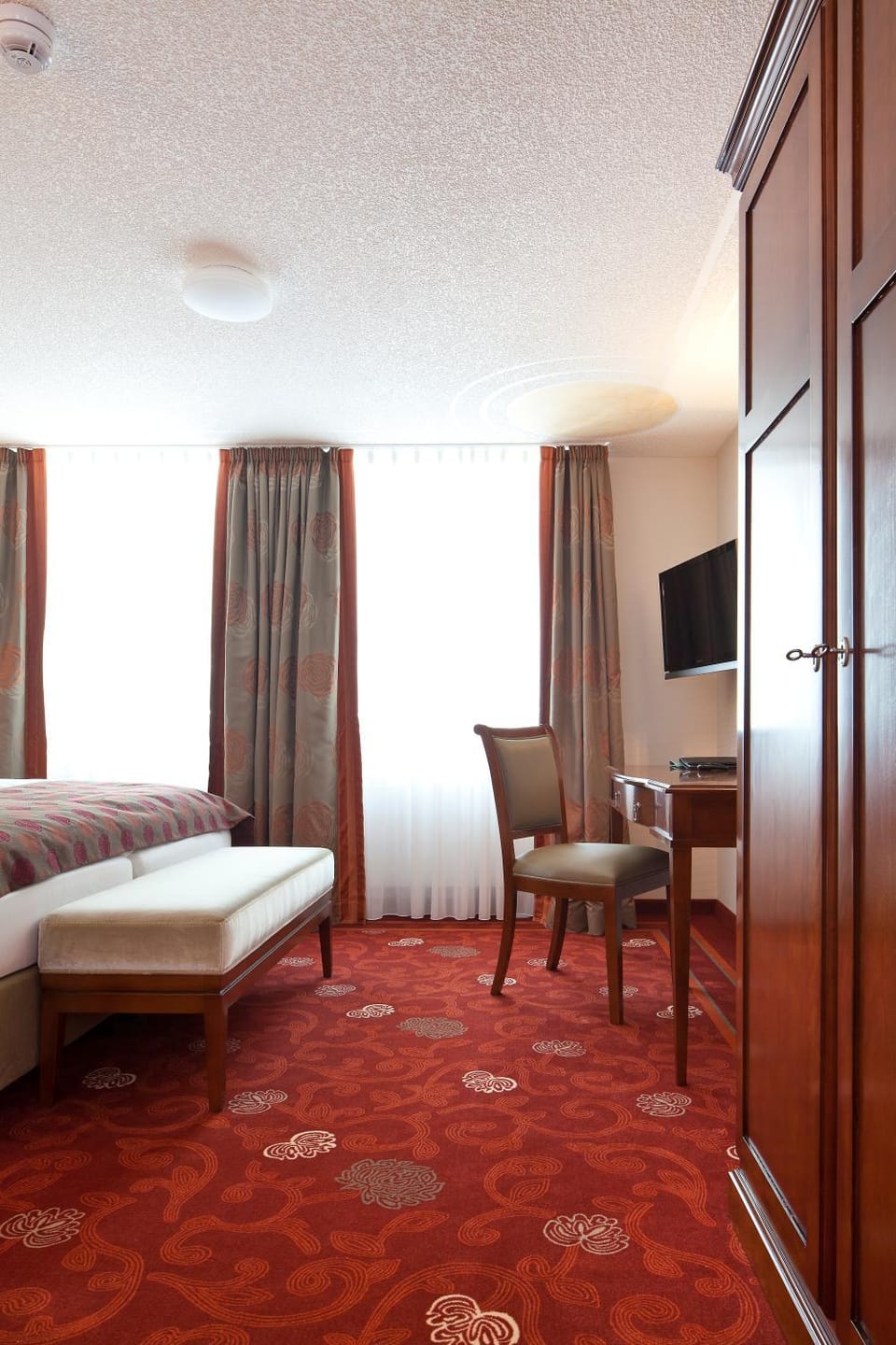 Bed, TV and multimedia, Photo of the whole room, Seating area, Bedroom, wardrobe