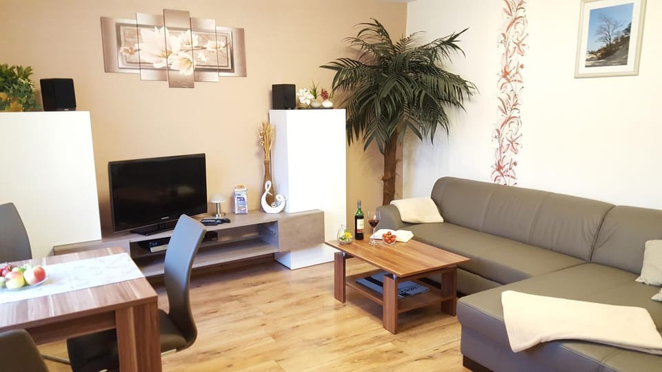 TV and multimedia, Living room, Photo of the whole room, Decorative detail, Seating area