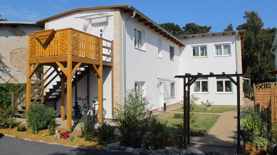 Patio, Facade/entrance, BBQ facilities, Garden, Balcony/Terrace