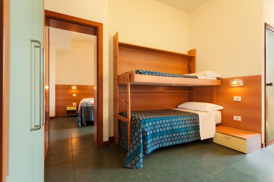 Bedroom, bunk bed