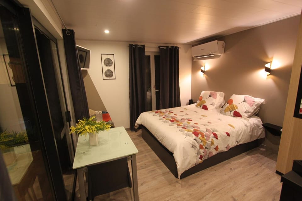 Property building, Photo of the whole room, Bedroom
