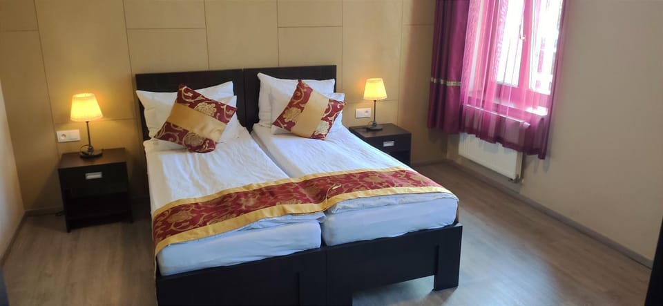 Sun-House Pension - ParkingFree Limited spaces- Hotel in Prague