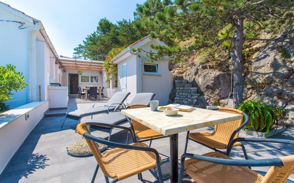 Property building, Patio, Facade/entrance, BBQ facilities, Garden, Balcony/Terrace