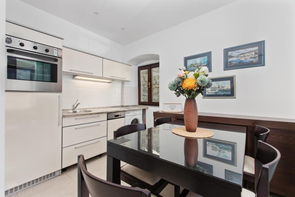 Kitchen or kitchenette, Dining area, dishwasher, oven, stove