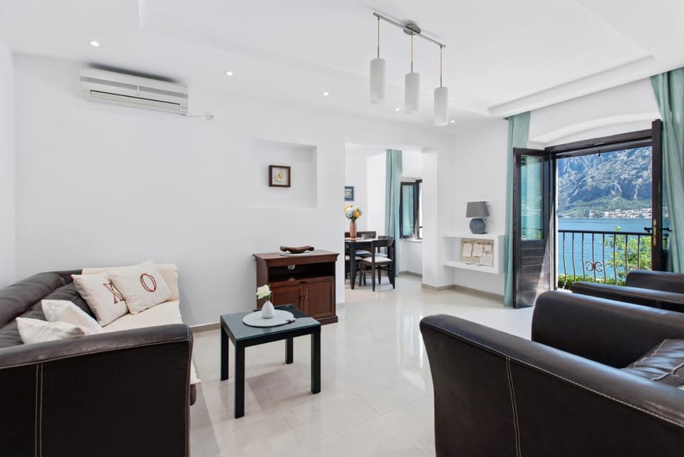 Living room, Seating area, air conditioner