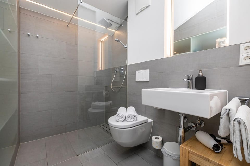 Shower, Toilet