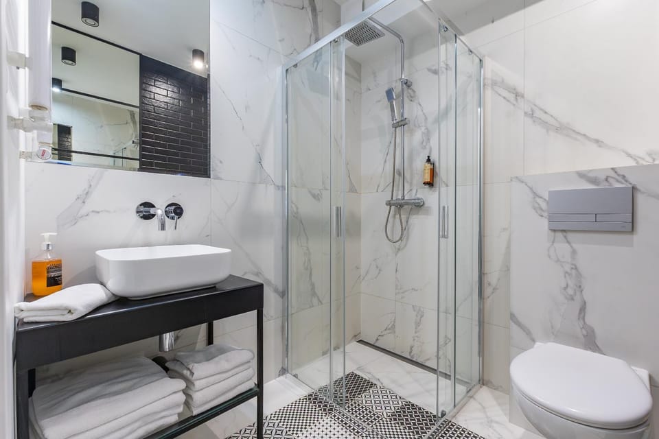 Shower, Toilet, Bathroom, towels
