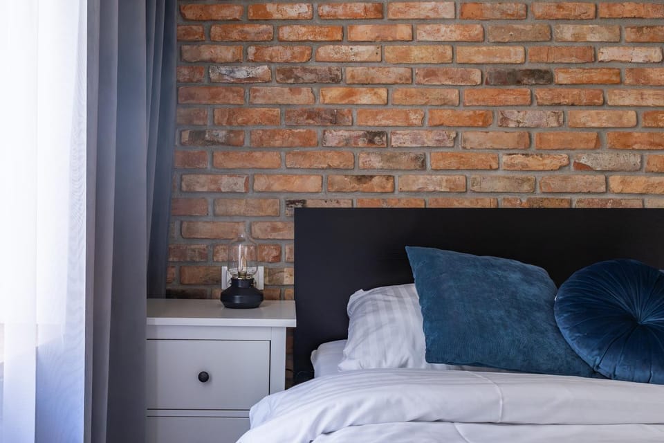 Bed, Living room, Photo of the whole room, Seating area, Bedroom