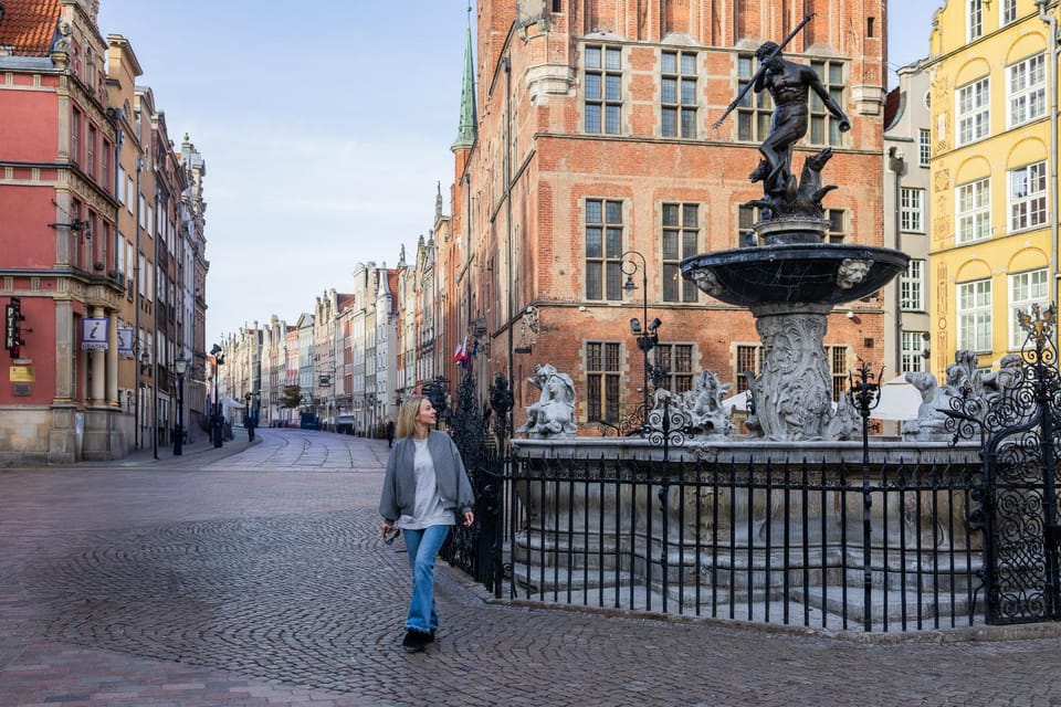 Nearby landmark, Day, People, Neighbourhood, City view, Street view, Location, group of guests