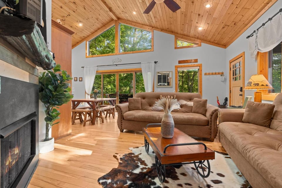Luxury Cabin Hot Tub & Game Room Cabin in Tennessee