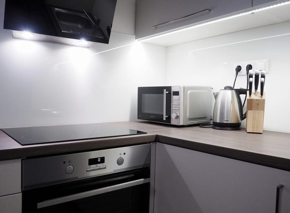 Coffee/tea facilities, Kitchen or kitchenette, oven, stove