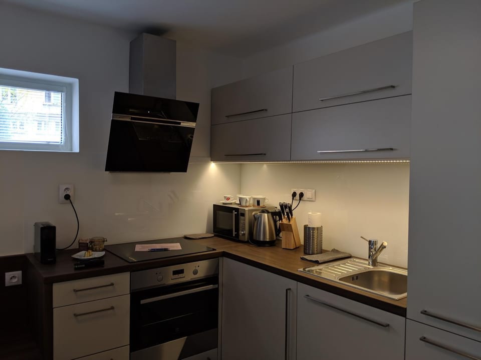 Coffee/tea facilities, Kitchen or kitchenette, stove