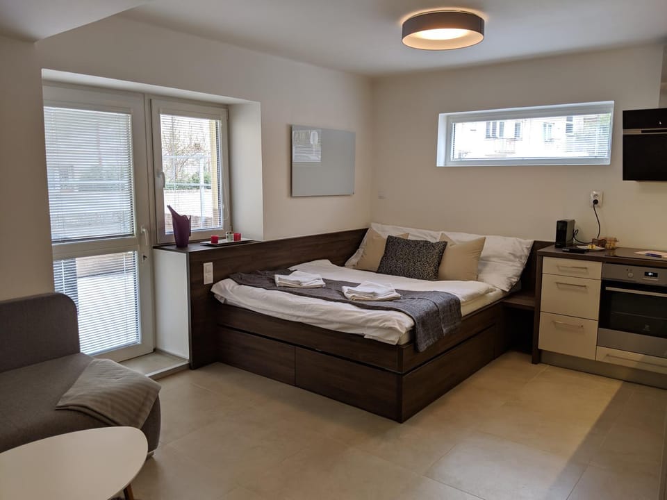 Bed, TV and multimedia, Living room, Photo of the whole room, Bedroom, towels
