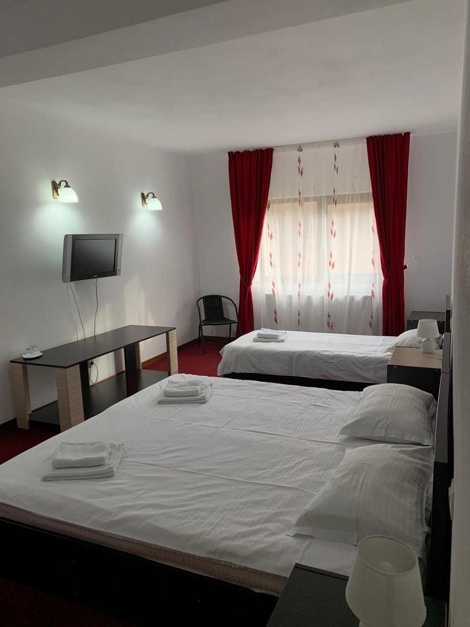 Bed, TV and multimedia, Photo of the whole room, Bedroom, towels