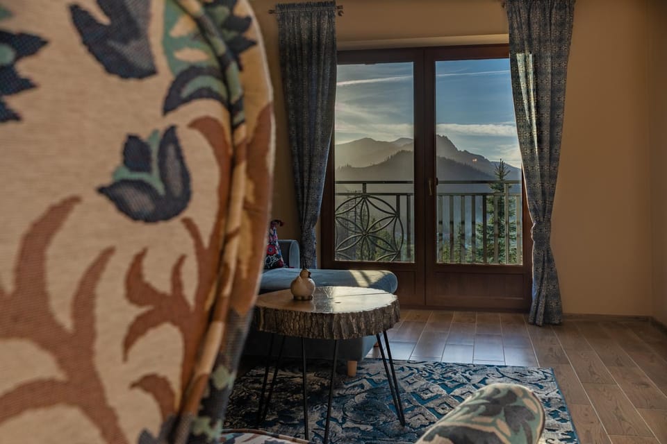 Living room, Seating area, Dining area, Mountain view