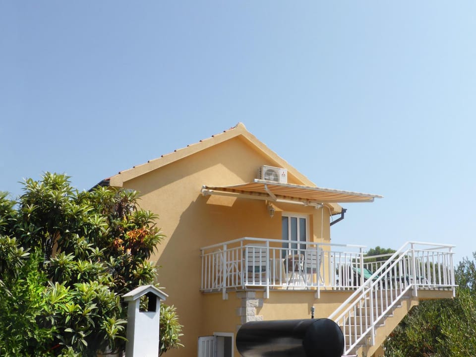 Facade/entrance, Balcony/Terrace