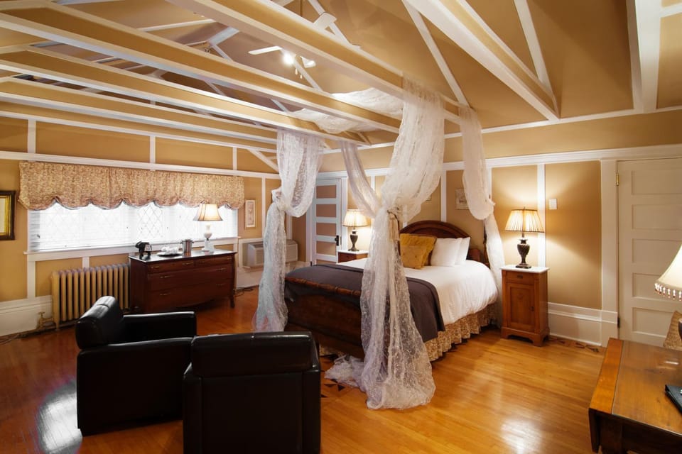 Bed, Seating area, Bedroom
