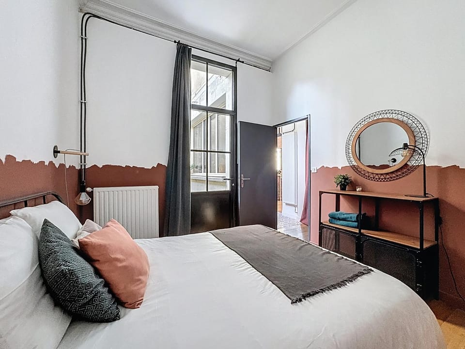 Photo of the whole room, Bedroom
