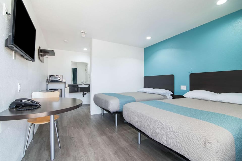 TV and multimedia, Photo of the whole room, Seating area, Bedroom