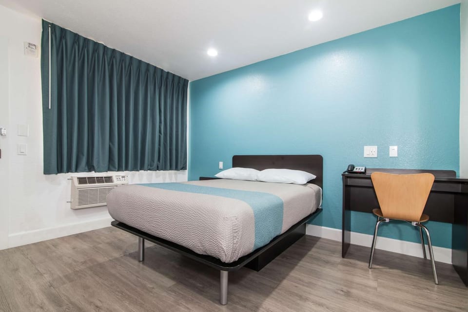Seating area, Bedroom