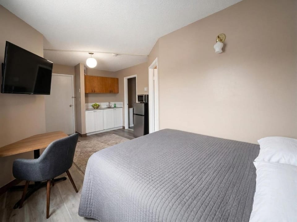 Kitchen or kitchenette, Bedroom