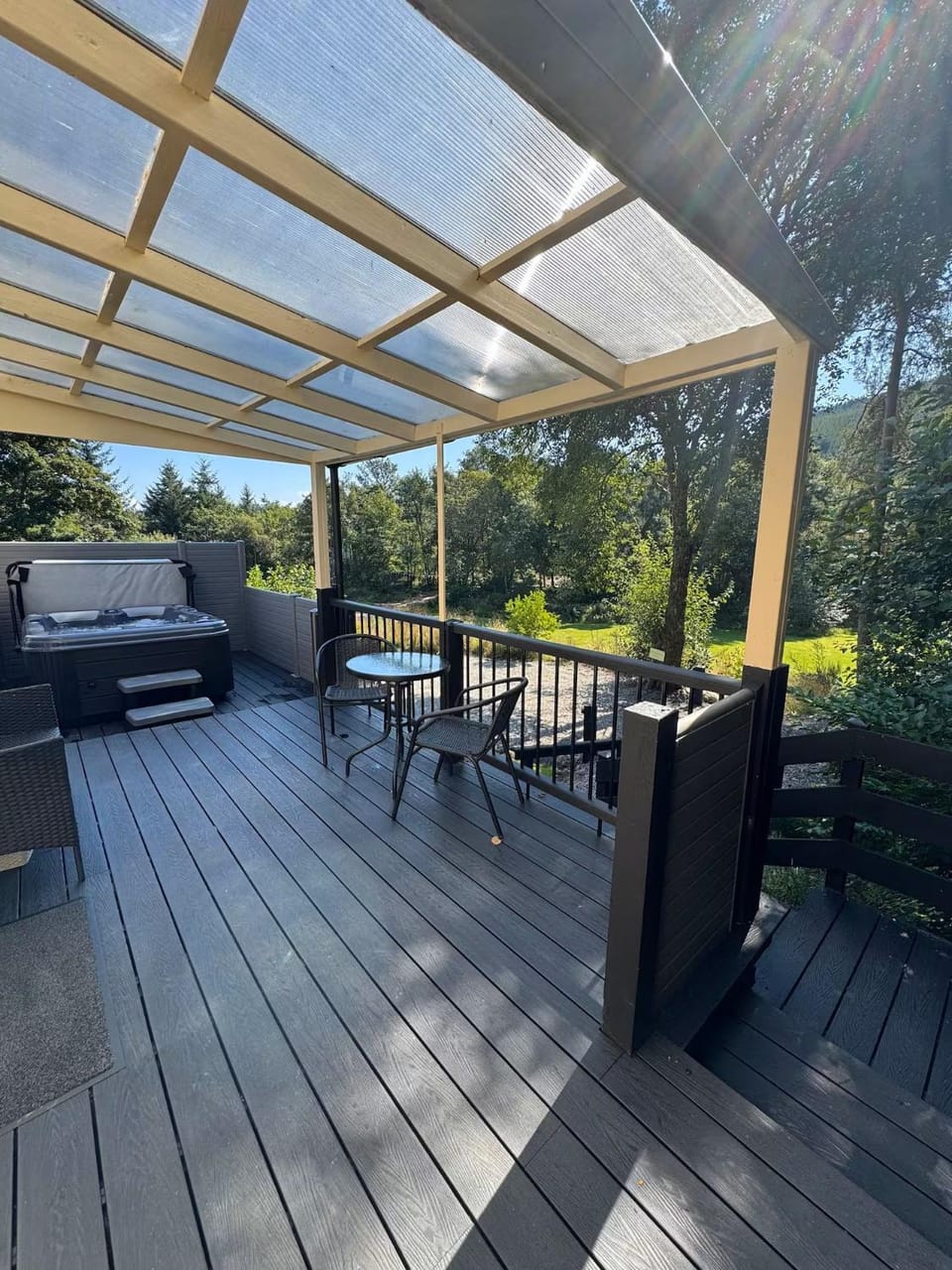 Hot Tub, Seating area