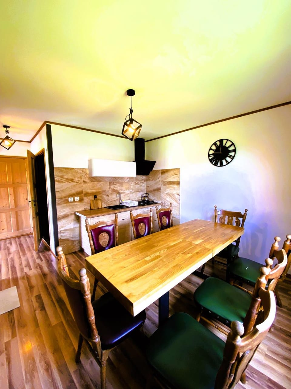 Kitchen or kitchenette, Living room, Seating area, Dining area