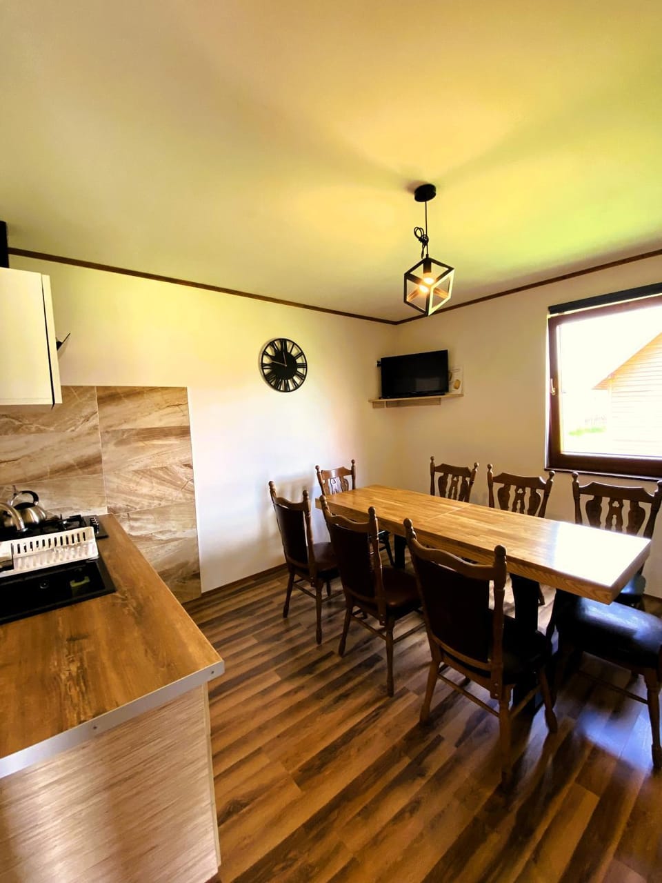 Kitchen or kitchenette, Living room, Seating area, Dining area, stove
