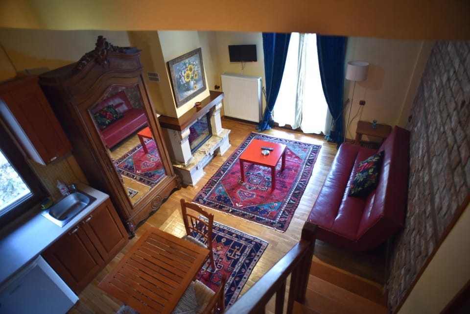 Bathroom, Coffee/tea facilities, Kitchen or kitchenette, Living room, Seating area, Dining area