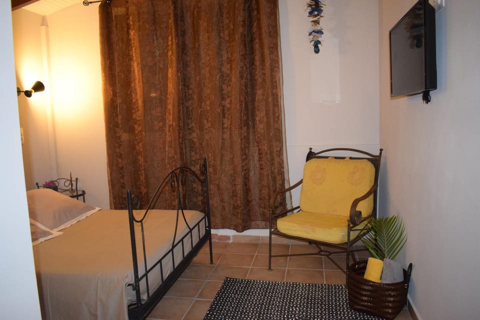 Bed, TV and multimedia, Photo of the whole room, Bedroom