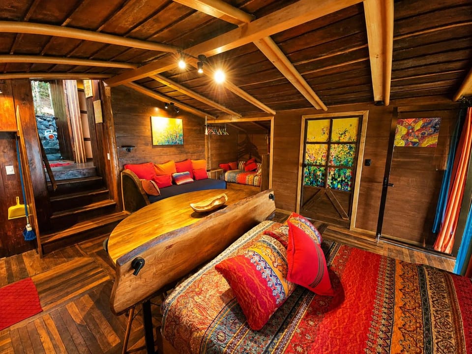 Bed, Living room, Photo of the whole room, Seating area